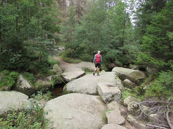 Dicke Felsbrocken führen über die Ecker