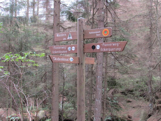 An dieser Stelle machen wir einen Abstecher zum Ski- Denkmal.