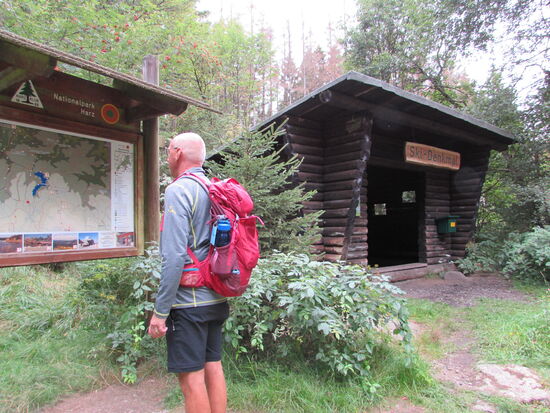 An dieser Schutzhütte gibt es den dritten Stempel 
Der Ski- Gedenkstein erinnert an gefallene Ski- Kameraden aus dem ersten Weltkrieg.
