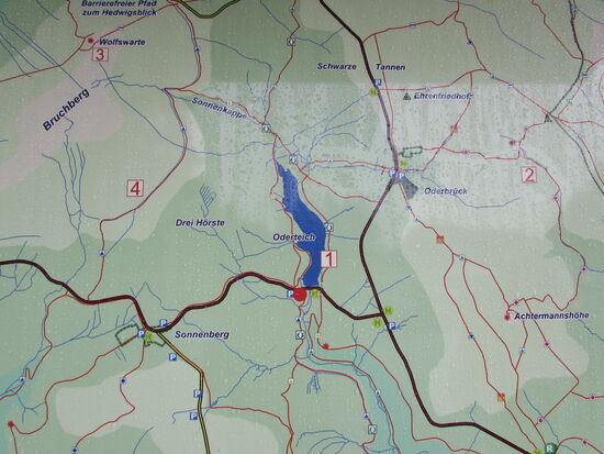 Am Parkplatz findet man eine Karte zur Orientierung.