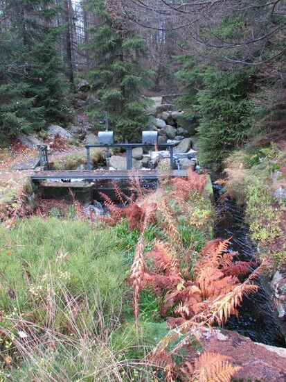 Schon nach wenigen Metern gehen wir entlang des Grabens stetig bergab. Uns erinnert er spontan an die Levadas auf Madeira.