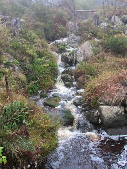 Durch den Regen der vergangenen Tage rauscht überall das Wasser herunter.