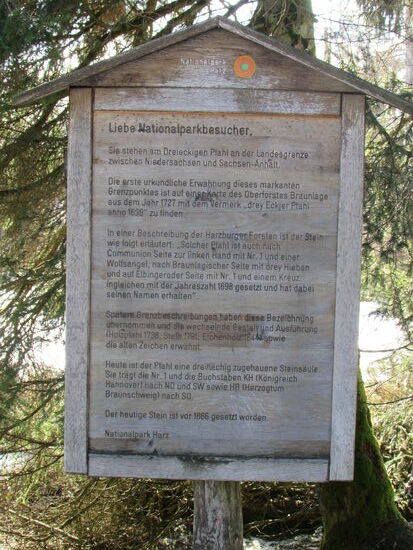 Direkt daneben gibt es ausführliche Informationen über den Grenzstein zwischen  Niedersachsen und Sachsen- Anhalt.