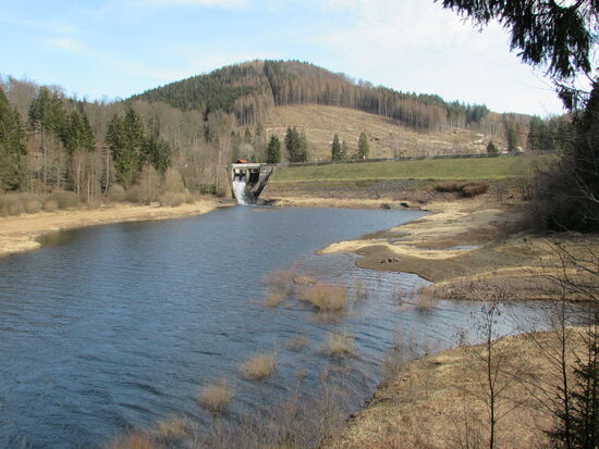 Der Blick zurück auf den Damm zwischen Vorbecken und Stausee.