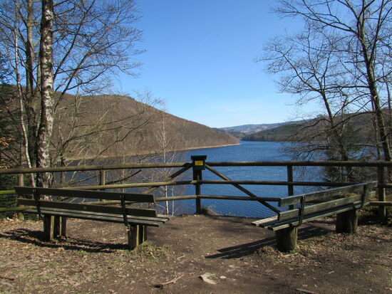 Wir entdecken einen Stempelkasten. Es handelt sich um einen Wanderstempelkasten d.h er ist nur temporär hier und wandert dann weiter. Wir haben Glück heute hier zu sein und holen uns den Sonderstempel für unseren Wanderpass   Außerdem ist hier der ideale Platz für eine erste Rast.