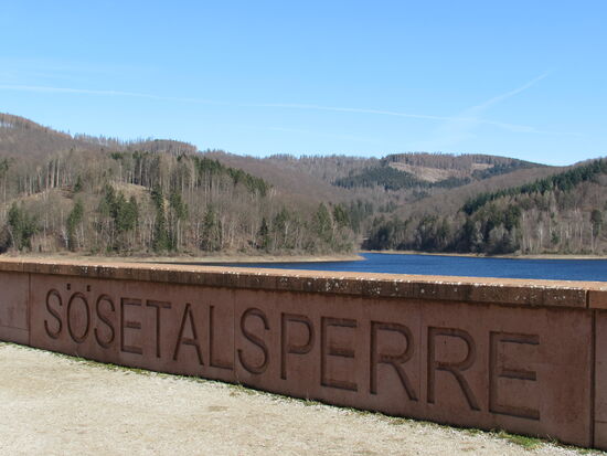 Das erste Etappenziel ist nach gut einer Stunde erreicht - die Staumauer.