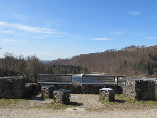 Auf der Mauer gibt es mehrere einladende Sitzplätze.