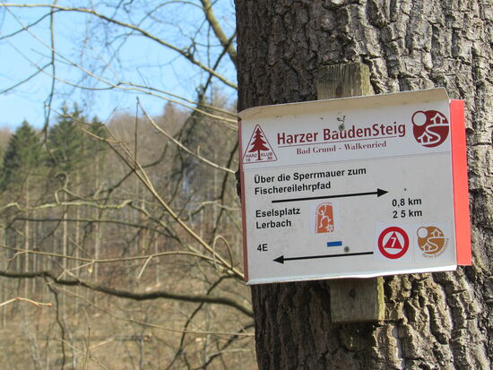 Kaum haben wir die Staumauer überquert, finden wir auch schon ein Hinweisschild für unser nächstes Ziel - der Eselsplatz.