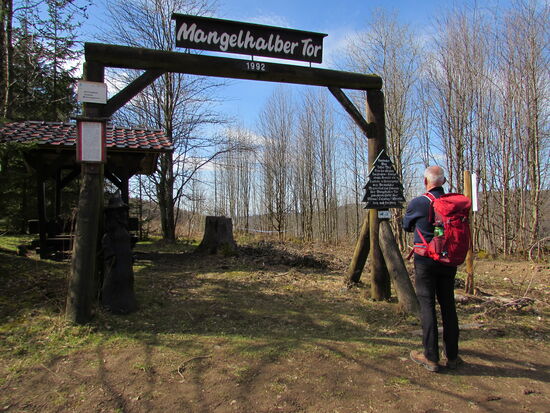 Früher wurden im Harz riesige Wildgehege angelegt. Diese sollten sicherstellen, das das Wild nicht die Ernte der Bauern zerstörte. Das Mangelhalber Tor war eines von mehreren Möglichkeiten diese Gehege zu durchqueren.