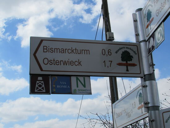 Wir begeben uns nun direkt zum Bismarckturm und unser Pilgerherz nimmt mit einem schmunzeln zur Kenntnis,  das wir auf einem Pilgerweg unterwegs sind 
Hier am Fuße des Turmes befindet sich ebenfalls ein Wanderparkplatz.
