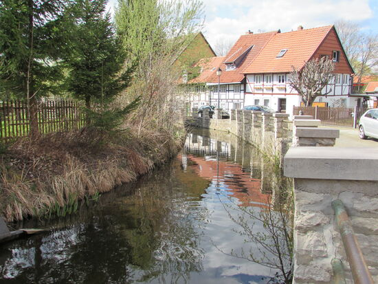 Entlang des Bachlaufs beenden wir unseren Streifzug durch dieses Fachwerkidyll.