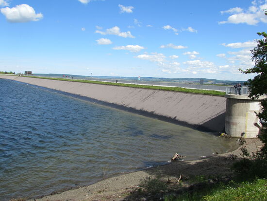 Ehe wir nun den Stausee umrunden, noch ein Blick zurück auf die Mauer.