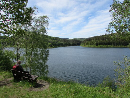 Es dauert nicht lang und da kommt auch schon die nächste Bank  
Wir genießen für einige Minuten die schöne Aussicht ...