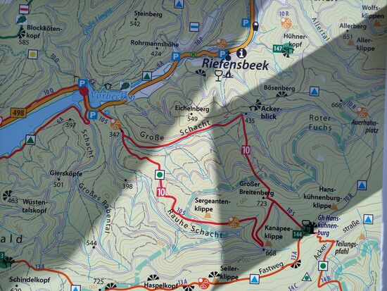 Am Parkplatz steht eine Info - Tafel und somit orientieren wir uns zunächst.