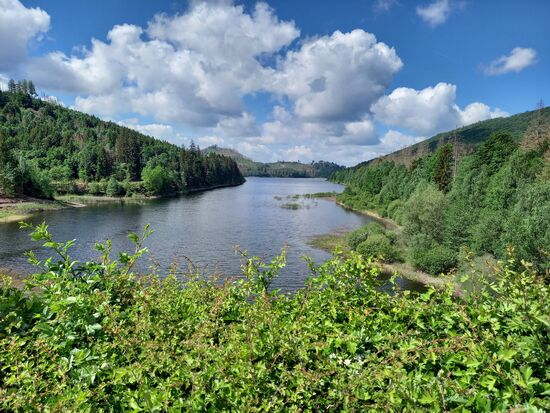 Es geht los - entlang der Straße mit Blick auf die Talsperre.