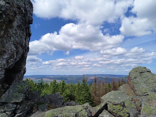 Wenig später ist linkerhand eine Klippe, eine schöne Kulisse für den Blick in die Ferne.