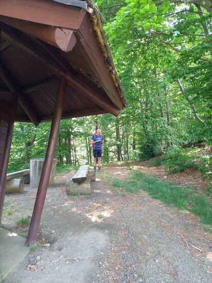 Linkerhand taucht eine Schutzhütte auf.  Auf der Rückseite ist ein kleiner Trampelpfad, dort gehen wir weiter.
