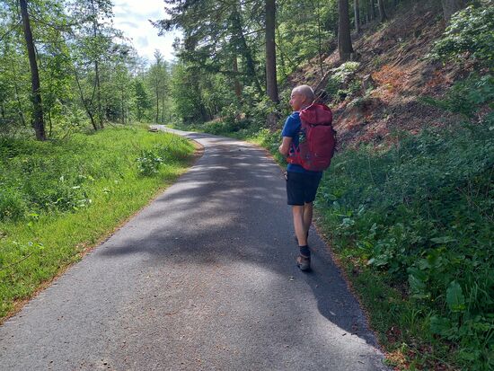 Doch schlussendlich hat uns der asphaltierte Weg wieder und so geht es zurück zum Ausgangspunkt.