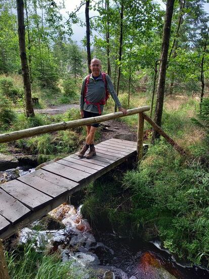 Dann queren wir eine kleine Brücke. Die Luft ist angenehm kühl. Ideales Wanderwetter.