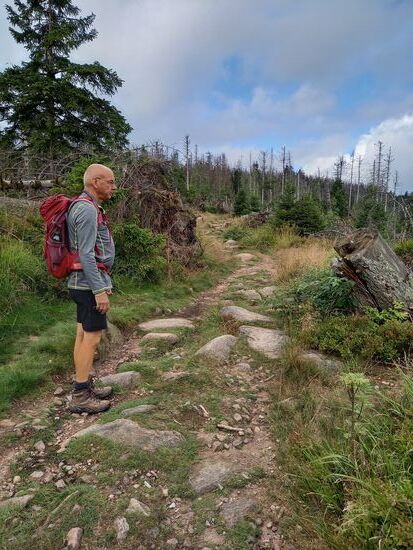 Auf steinigen Wegen geht es stetig bergauf weiter.