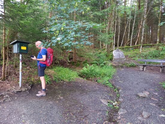 Am Förster Ludwig Platz gibt es einen Gedenkstein für gefallene Förster und Waldarbeiter im ersten Weltkrieg und den vierten Stempel für unseren Wanderausweiss.