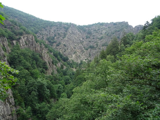 Auf dem Weg eröffnet sich immer wieder der Blick auf die steile Felsformation.