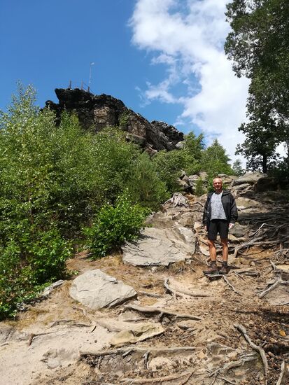 Über Wurzeln und Felsen geht es hoch zum Großvaterfelsen. Es ist zwar nur ein kurzes Stück bis zum Fels, Trittsicherheit ist jedoch notwendig. Im oberen Bereich ist der Aufstieg durch ein Geländer gesichert.