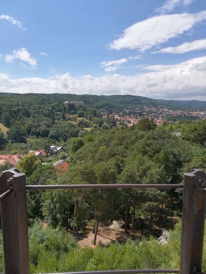 Oben angekommen hat man eine fantastische Aussicht auf Blankenburg und Umgebung.