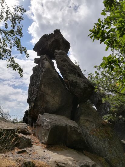 Die Felsen sind wie von Menschenhand bizarr aufeinander gestapelt.