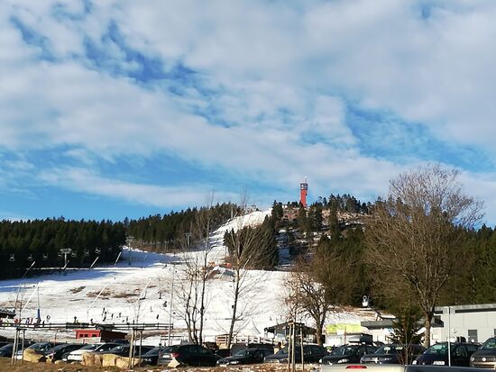 Der Wurmberg ist ein Wintersportgebiet. Der meiste Schnee der hier zu sehen ist, ist allerdings Kunstschnee.