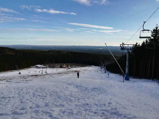 Etwas weiter oben kreuzen wir die Skipiste und haben einen schönen Blick ins Tal.