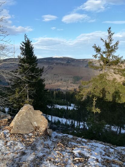 In der Ferne ist der schneebedeckte Brocken gut sichtbar.