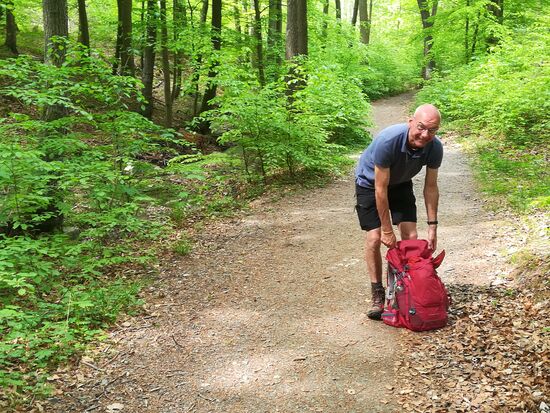 Inzwischen ist es warm geworden und die Jacke überflüssig.