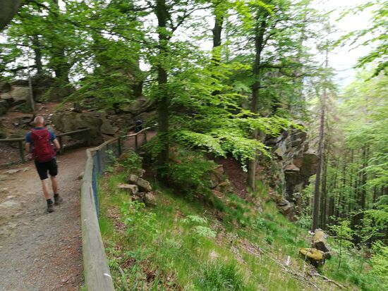 Vor uns liegt die Rabenklippe.