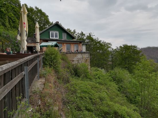 Direkt an der Klippe ein Waldgasthaus.
