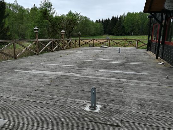 Die Terasse ganz verweist  . Dabei hätten wir zu gern Rast gemacht.