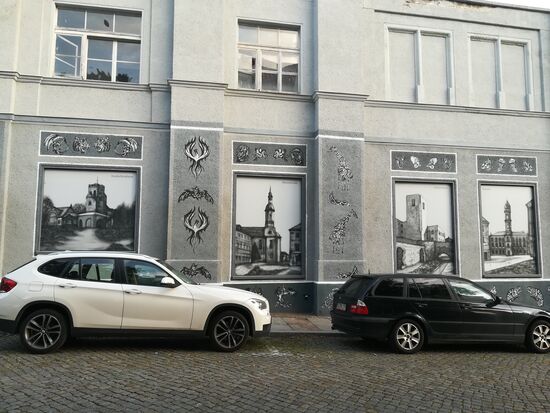 Gegenüber der Kloster- Fragmente wurden die Sehenswürdigkeiten der Stadt malerisch festgehalten.