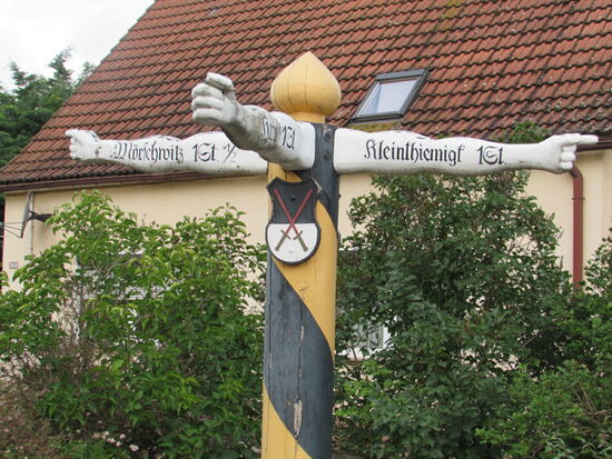 Alter Wegweiser in dem Dorf Skassa