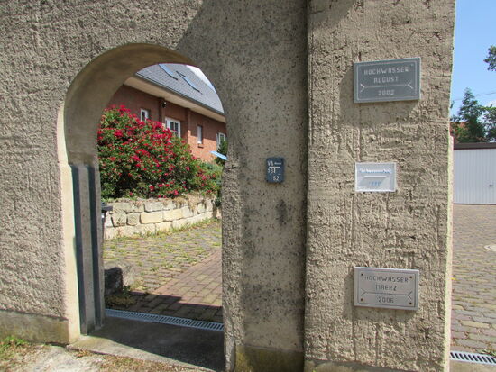 An einigen Häusern gibt es Tafeln die den Hochwasserstand der letzten Jahre anzeigen.