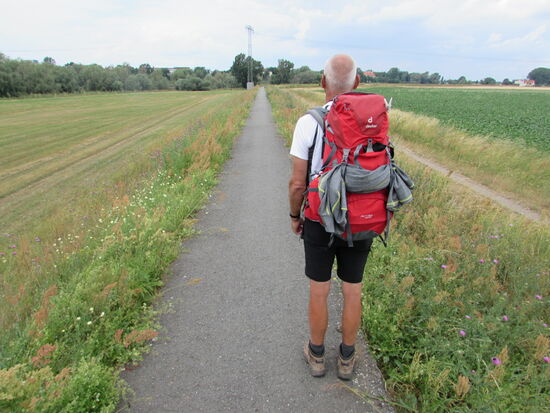 Auf der Dammkrone geht es immer weiter.