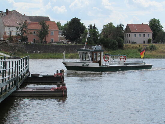 Für 1€/ Person bringt uns die Fähre über die Elbe.