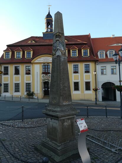 In unmittelbarer Nähe zu unserer Pension befindet sich das Rathaus und davor eine Distanzsäule der Post.