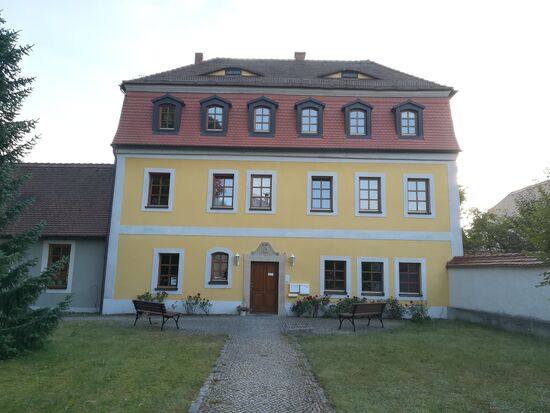 Direkt neben der Kirche ist die Pilger Herberge. Die ist aber wegen Corona noch geschlossen.