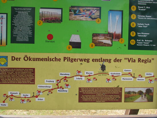 Auf dem Liebschützer Berg steht nicht nur die Mühle, es gibt auch Informationen zum Pilger Weg. Wir haben schon ein gutes Stück des Weges geschafft.