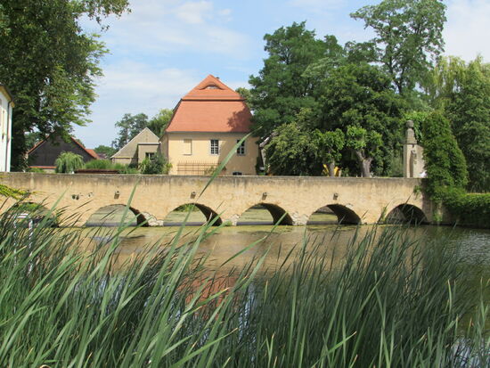 Hier stand einst ein Rittergut. Heute ist es eine schöne Parkanlage mit Teichen und Plätzen zum verweilen.