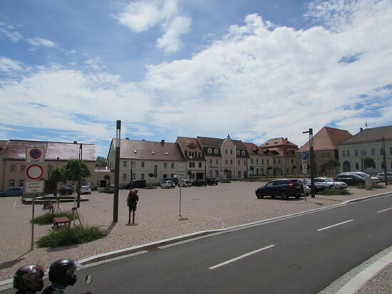 Nach 17km erreichen wir Dahlem. Der Marktplatz ist wie ausgestorben. Kein Bäcker, Café oder sonst irgendwas.