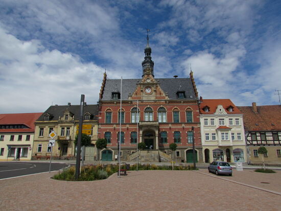 Aber ein schönes Rathaus ziert den Platz.