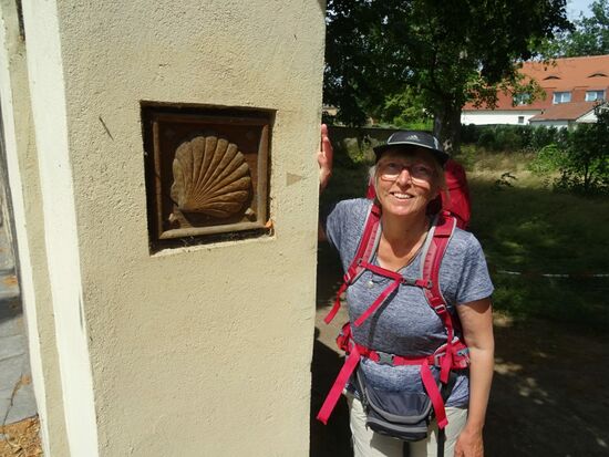 Am Ortseingang von Lampertswalde kommt man direkt an der Mauer und dem Eingang zum Schlosspark vorbei. Wir sehen uns um...
