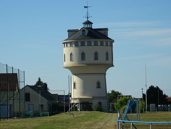 Am Ortsausgang steht der Wasserturm.
