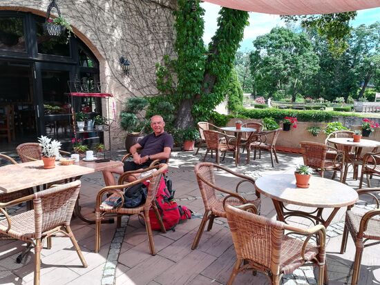 Im Burgcafe machen wir Rast. Obwohl es noch gar nicht geöffnet hat, bekommen wir einen Kaffee und kühle Getränke. Wir freuen uns total 